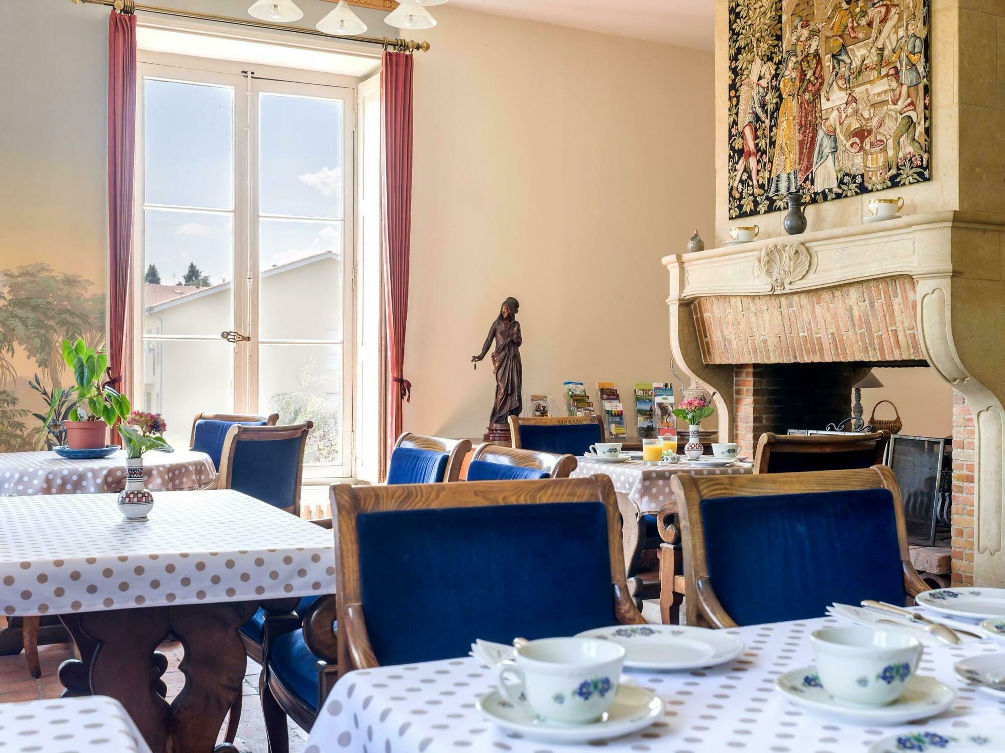 Contact Hotels Le Savigny & Spa Blacé Dış mekan fotoğraf